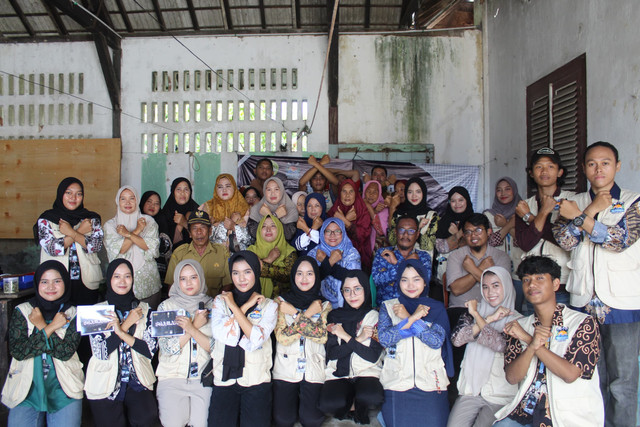 Foto Bersam Masyarakat Desa Lontar ( Sumber: Dokumentasi Peibadi) 