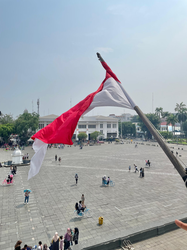 Poto bendera berkibar di museum Fatahillah (poto dokumentasi husni rahim)