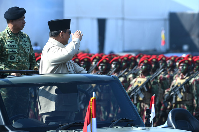 Panglima TNI Jenderal Agus Subiyanto dampingi Presiden Prabowo Subianto pada upacara penganugerahan gelar pasukan operasi dan penghormatan militer di Kabupaten Bandung Barat, Minggu (10/8/2025). Foto: Dok. Puspen TNI, BPMI Setpres