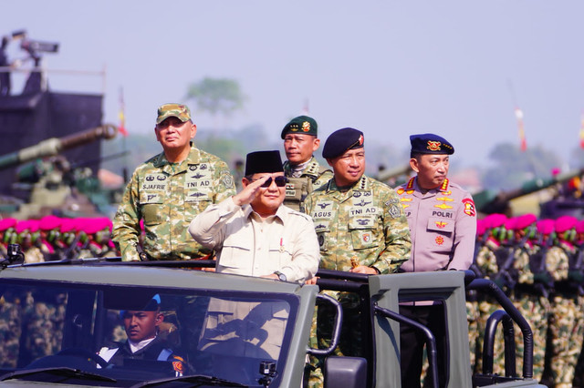 Panglima TNI Jenderal Agus Subiyanto dampingi Presiden Prabowo Subianto pada upacara penganugerahan gelar pasukan operasi dan penghormatan militer di Kabupaten Bandung Barat, Minggu (10/8/2025). Foto: Dok. Puspen TNI, BPMI Setpres