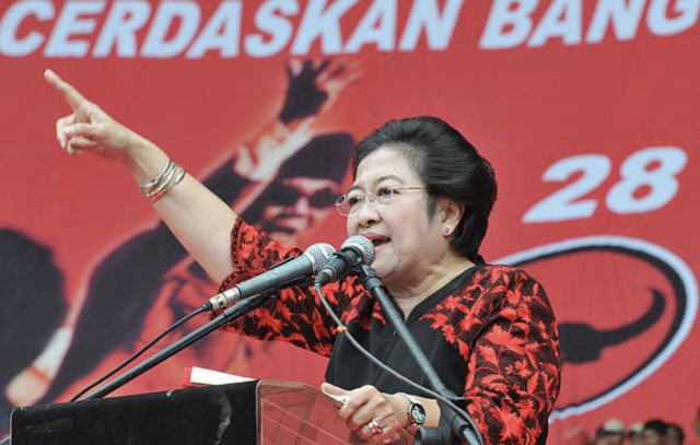 Ketua Umum Partai Demokrasi Indonesia Perjuangan (PDIP), Megawati Sukarnoputri, melakukan gestur selama kampanye di Jakarta pada 4 April 2009. AFP PHOTO/Bay ISMOYO