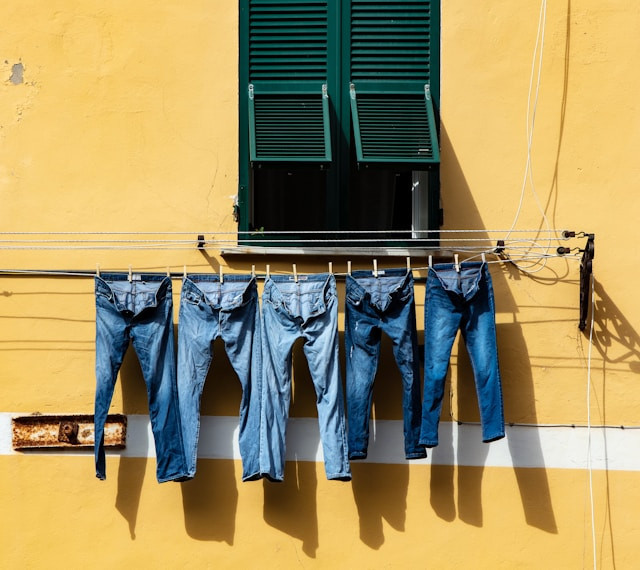 Merk Jeans Wanita Terbaik. Foto hanya ilustrasi. Sumber foto: Unsplash/Ricardo