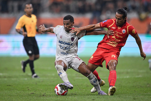 Pesepak bola Persija Jakarta Hanif Sjahbandi (kanan) berebut bola dengan pesepak bola Persita Tangerang Eber Bessa (kiri) pada pertandingan BRI Super League di Jakarta International Stadium (JIS), Jakarta, Minggu (10/8/2025). Foto: Fauzan/ANTARA FOTO