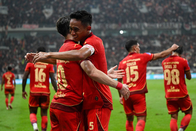 Pesepak bola Persija Jakarta Rizky Ridho (ketiga kiri) melakukan selebrasi bersama rekannya Gustavo Franca usai mencetak gol ke gawang pesepak bola Persita Tangerang pada pertandingan BRI Super League di JIS, Minggu (10/8/2025). Foto: Fauzan/ANTARA FOTO