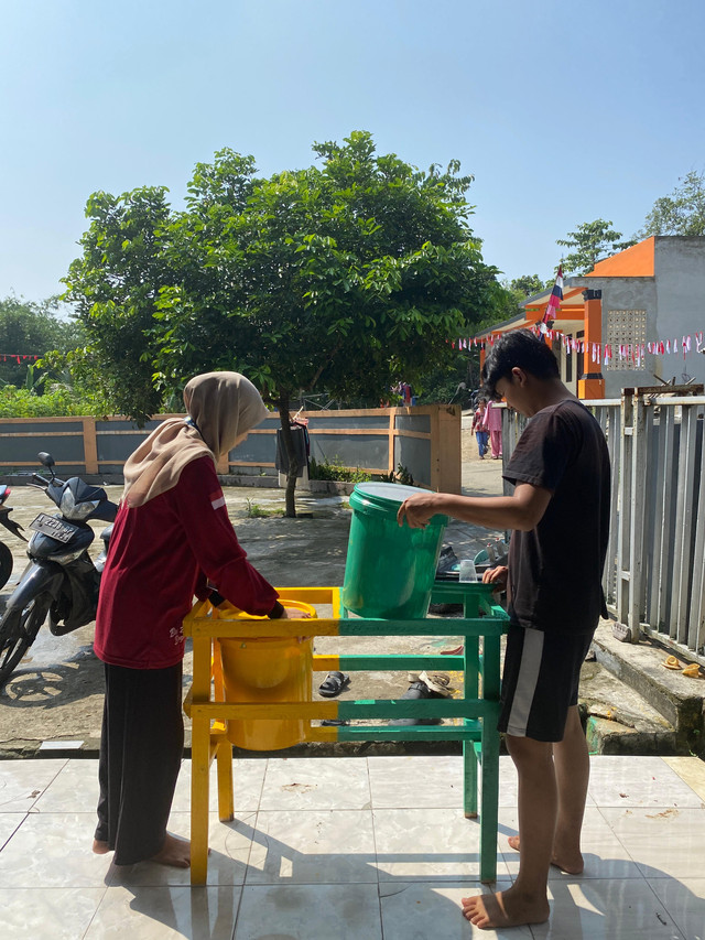 KKM 76 UNIBA Wujudkan Kepedulian Sosial Lewat Pembuatan Tong Sampah