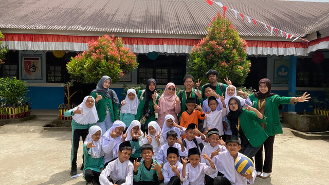Mahasiswa KKN Literasi Pasia Laweh berfoto bersama Kepala Sekolah dan Siswa SDN 10 Angge Palimbatan (dok: pribadi)