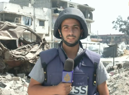 Jurnalis Anas Al-Sharif, saat melaporkan kondisi Gaza untuk televisi Al-Jazeera. Foto: X/@AnasAlSharif0