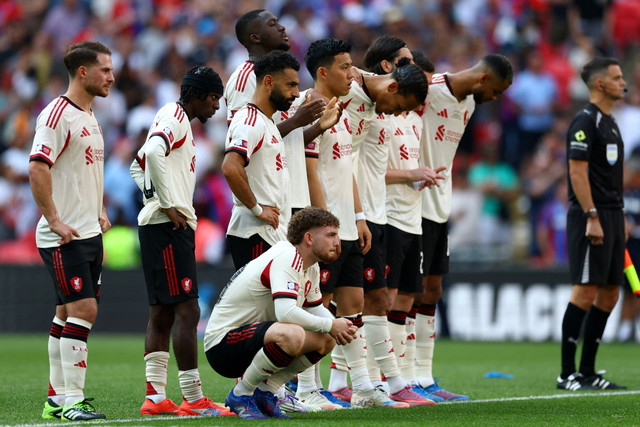 Pemain Liverpool tertunduk lemas usai kalah dari Crystal Palace pada pertandingan Community Shield  2025 di Stadion Wembley, London, Inggris, Minggu (10/8/2025). Foto: Matthew Childs/REUTERS