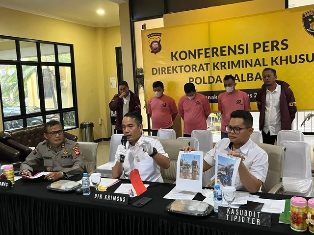 Dirkrimsus Polda Kalbar menunjukan sample bukti hasil PETI yang didapatkan. Foto: Rabiansyah/Hi!Pontianak