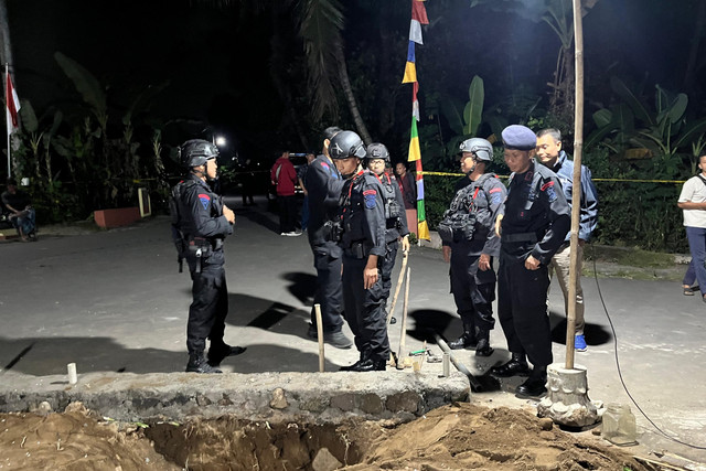 Petugas saat di lokasi penemuan mortir yang diduga dari zaman perjuangan di Kapanewon Ngemplak, Kabupaten Sleman.  Foto: Polresta Sleman