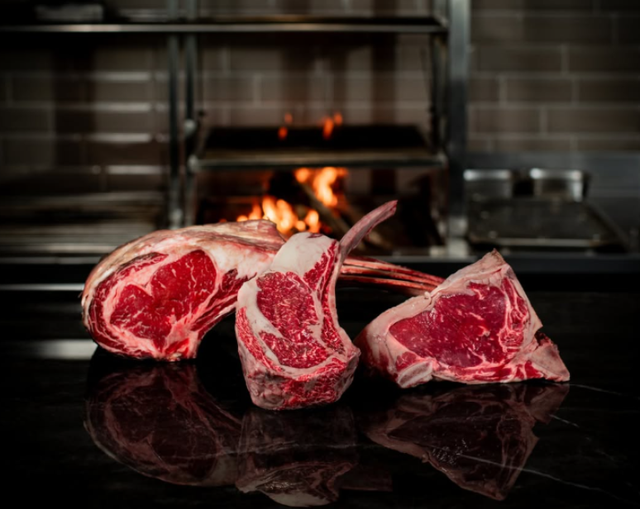 Ket foto: Tomahawk di Blossom Steakhouse (Sumber foto: Instagram.com/blossomsteakhouse/)