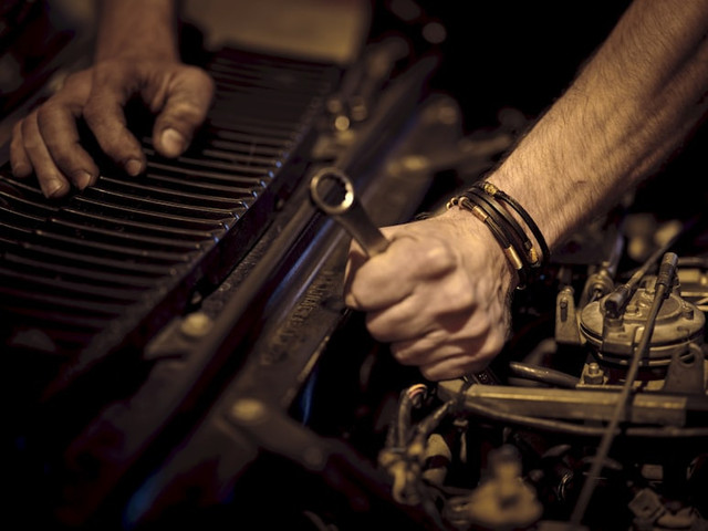 Ilustrasi biaya servis CVT berapa?. Foto: Unsplash/Christian Buehner