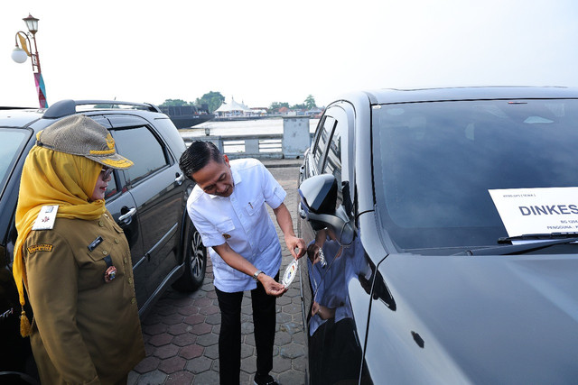 Penempelan stiker inventaris oleh Wali Kota Palembang, Ratu Dewa/ist. 