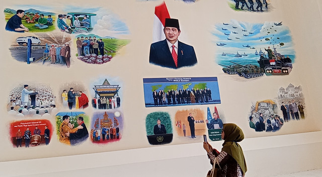 Seorang pengunjuk asyik mengambil gambar di Museum SBY ANI. Foto: Masruroh/Basra