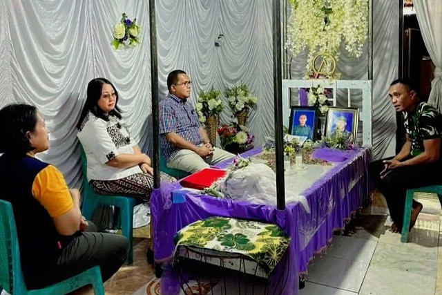 Gubernur NTT, Melki Laka Lena, bersama istri saat berkunjung ke rumah duka Prada Lucky Namo. Foto: Dok. Istimewa