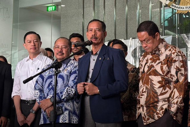 Ketua Bidang Pengawasan Hakim dan Investigasi KY, Joko Sasmito memberikan keterangan pers audiensi Tom Lembon dan Komisi Yudisial, Senin (11/8/2025). Foto: Abid Raihan/kumparan