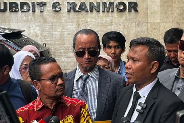 Tim Advokasi Anti Kriminalisasi Akademisi dan Aktivis, Ahmad Khozinudin dan Gagur Sangadji di Polda Metro Jaya, Senin (11/8/2025). Foto: Rayyan Farhansyah/kumparan