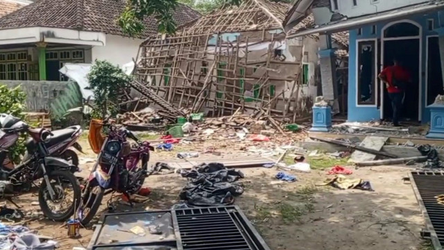 Kondisi rumah M Affandi (32 tahun), pelaku penganiayaan Muhammad Haidar Mustofa (7 tahun), yang dirusak oleh warga di Dusun Areng-Areng Selatan, Desa Sambisirah, Kecamatan Wonorejo, Kabupaten Pasuruan. Foto: Dok. Istimewa
