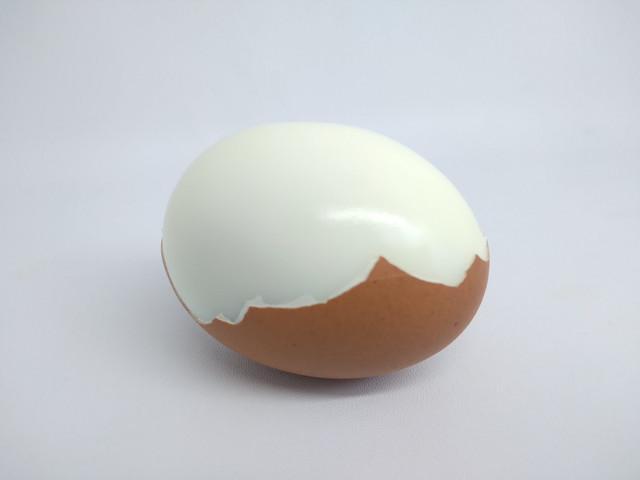 Ilustrasi mengupas telur. Foto: Shutterstock