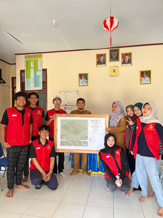 Penyerahan Peta Masterplan 3D oleh Mahasiswa KKN Unhas kepada Perangkat Desa Pattallikang