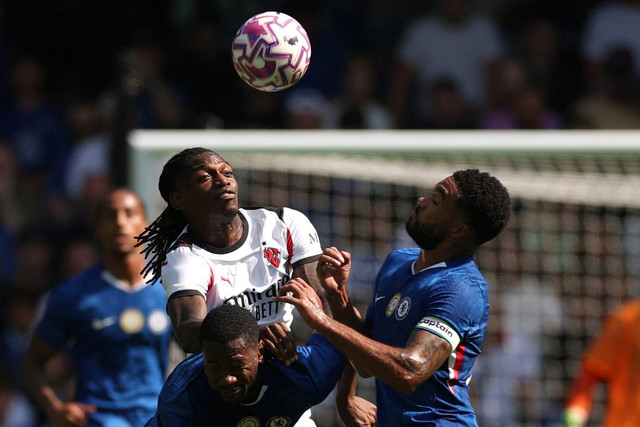 Pemain Chelsea Reece James berebut bola dengan pemain AC Milan Rafael Leao pada pertandingan persahabatan di Stamford Bridge, London, Inggris, Minggu (10/8/2025). Foto: Paul Childs/REUTERS
