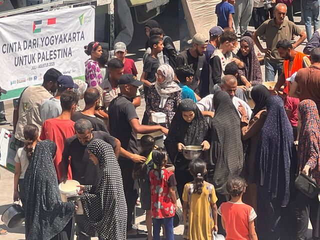 Sejumlah warga Gaza, Palestina mengantri pangan. Pada tahap awal penyaluran, sebanyak 4.500 penerima manfaat telah mendapatkan hidangan makanan siap saji yang terdiri dari nasi, sayuran, dan masakan kacang merah (Adas)