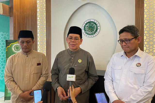 Sekjen MUI Amirsyah Tambunan dan Deputi Bidang Pelaporan dan Pengawasan Kepatuhan PPATK, Fithriadi Muslim, usai klarifikasi terkait pemblokiran rekening milik Ketua MUI, Cholil Nafis, di Kantor MUI Pusat, Jakarta, Senin (11/8/2025). Foto: Fadhil Pramudya/kumparan