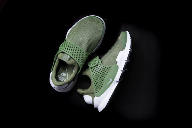 ilustrasi sepatu slip on pria terbaik - foto Pexels/Ray Piendra