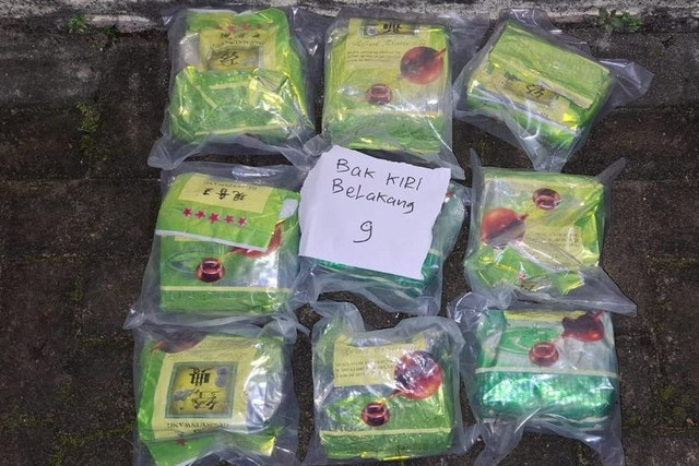 Polisi saat menangkap tersangka dan barang bukti sabu yang hendak diedarkan di Pare-pare. Foto: Dok. Istimewa
