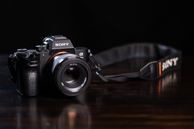 Ilustrasi kamera mirrorless terbaik. Foto: Brent Ninaber/Unsplash