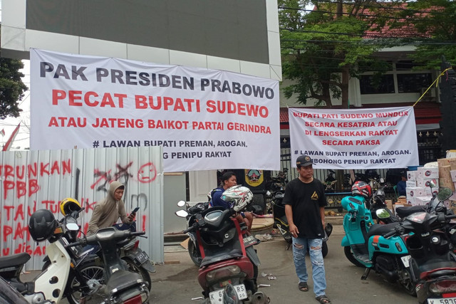Baliho dan ribuan kardus air mineral yang disiapkan untuk aksi demonstrasi di Kantor Bupati Pati, Senin (11/8/2025). Foto: Dok. Istimewa