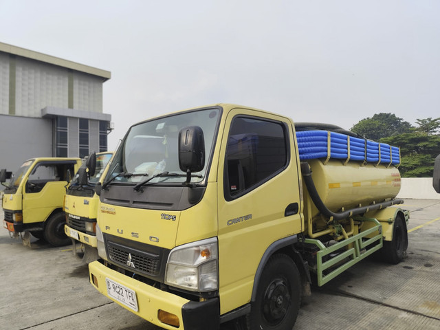 Penampakan 3 truk yang buang tinja ke saluran air di Jatinegara, Jakarta Timur. Foto: Rachmadi Rasyad/kumparan