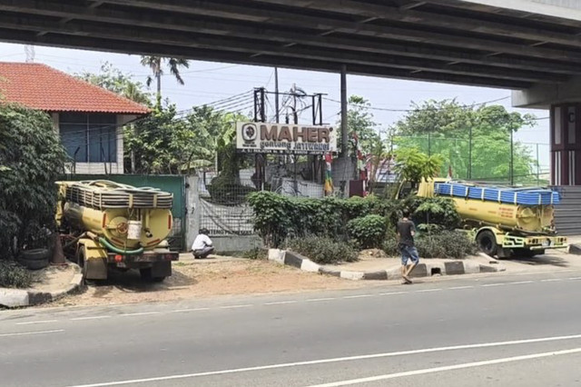 Tiga truk sedot tinja diduga membuang limbah domestik ke selokan di Jalan DI Panjaitan, Jaktim. Dinas Lingkungan Hidup (DLH) akan memberi sanksi. Foto: Siti Nurhaliza/ANTARA