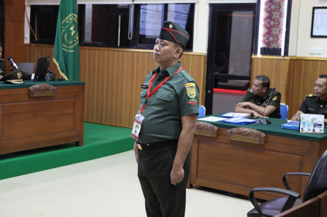Kopda Bazarsah, anggota TNI yang menembak mati tiga polisi saat penggerebekan arena judi sabung ayam di Way Kanan, Lampung, saat menerima vonis hukuman mati dari Pengadilan Militer I-04 Palembang. Foto : Istimewa