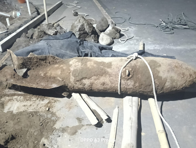 Mortir sepanjang 1 meter, berat 400 kg ditemukan di Dusun Tanjung, Kalurahan Umbulmartani, Kapanewon Ngemplak, Kabupaten Sleman, Minggu (10/8/2025). Foto: Dok. Istimewa