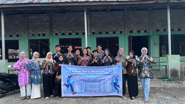 KKN UIN Raden Fatah Palembang – Desa Tanjung Baru mengedukasi penggunaan QRIS untuk memudahkan transaksi digital bagi pelaku UMKM desa