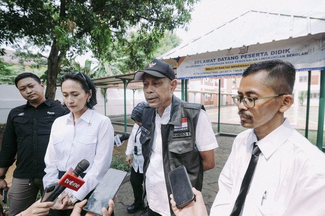 Wamensos Agus Jabo memberikan keterangan pers kepada para awak media di Sekolah Rakyat Menengah Pertama (SRMP) 6 Jakarta, Sentra Handayani, Jakarta Timur, Senin (11/8/2025). Foto: Kemensos RI