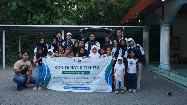 foto bersama anak-anak dusun Timongo Desa Monggot 