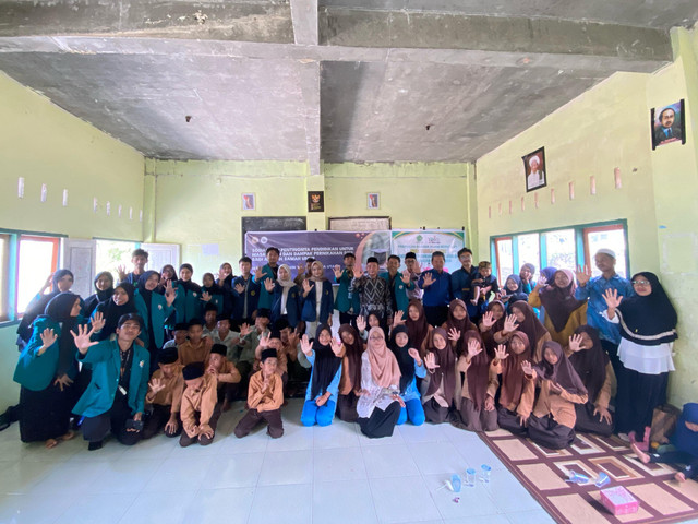 Foto Bersama Pemateri, Panitia, dan Peserta Sosialisasi, Sumber: Dokumentasi Asli KKN PMD UNRAM Desa Surabaya Utara 2025