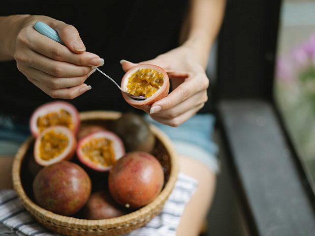 Ilustrasi cara makan buah markisa. Sumber: pexels.com/AnyLane.