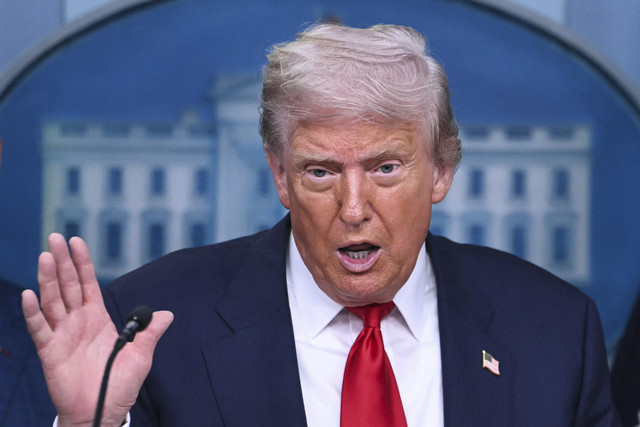 Presiden Amerika Serikat Donald Trump menyampaikan keterangan dalam konferensi pers terkait pengarahan pasukan Garda Nasional dan menempatkan kepolisian Washington di Gedung Putih, Washington DC, Amerika Serikat, Senin (11/8/2025). Foto: Andrew Caballero-Reynolds/AFP