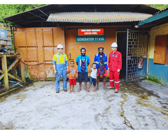 Mahasiswa KKN Mandiri 1 Universitas Muhammadiyah Surabaya memberikan pelatihan perawatan genset kepada warga Desa Banti, Tembagapura, Mimika, Papua, sebagai upaya menjaga pasokan listrik di wilayah pedalaman. Sumber: Foto pribadi.