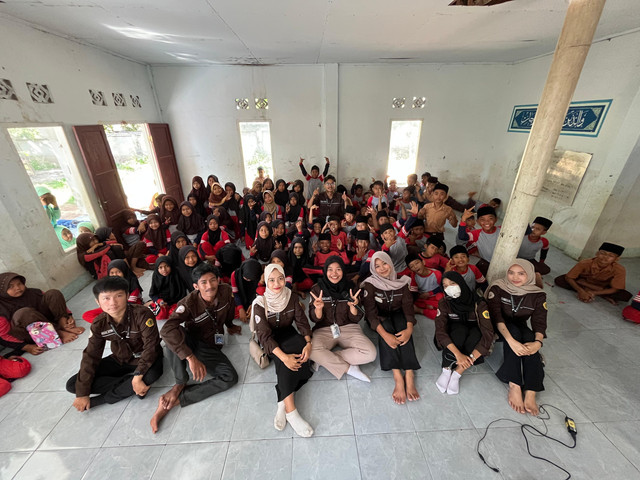 Foto Bersama dengan Seluruh Siswa-siswi SDN 2 Surabaya Utara, Sumber: Dokumentasi Asli KKN PMD UNRAM Desa Surabaya Utara 2025