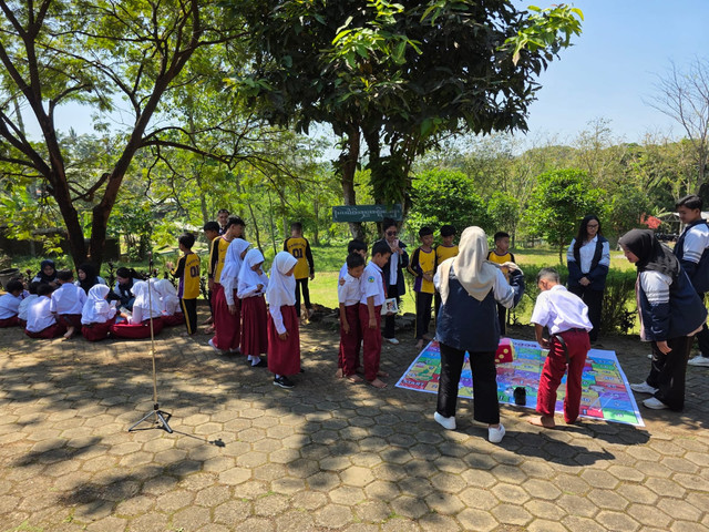Menghadirkan kegembiraan bagi anak-anak, salah satu upaya menjaga semangat belajar.
