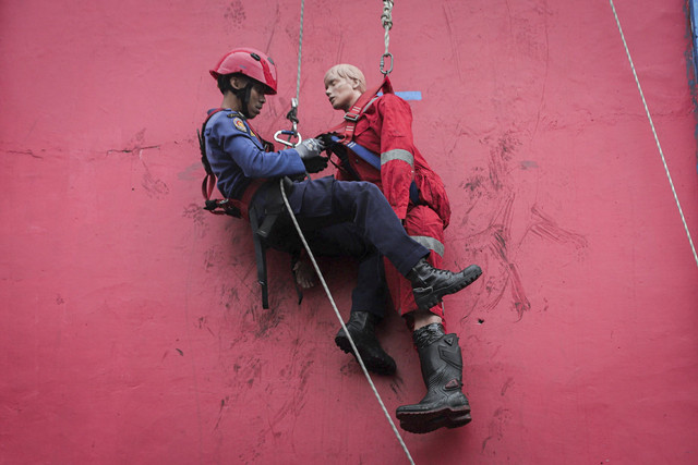 Petugas pemadam kebakaran mengikuti Jakarta Fire Fighter Challenge (JFFC) 2025 di Pusat Pendidikan dan Pelatihan (Pusdiklat) Gulkarmat, Ciracas, Jakarta, Selasa (12/8/2025). Foto: Iqbal Firdaus/kumparan