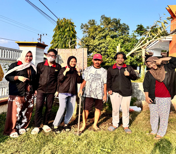 Foto Bersama Setelah Penanaman Pohon Tabebuya Oleh Mahasiswa KKN UMM Dibantu Oleh Warga
