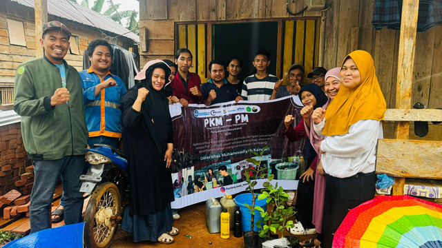 Mahasiswa UMKendari Latih Pemuda Budidaya Jambu Kristal di Lahan Tambang