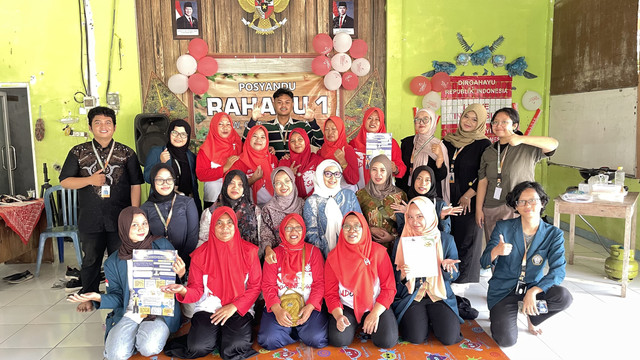 Mahasiswa KKN-T Teknologi Pangan UNDIP bersama kader dan pengguna Posyandu RW 01 Kelurahan Tambangan usai kegiatan demo masak dan edukasi nugget singkong bergizi.