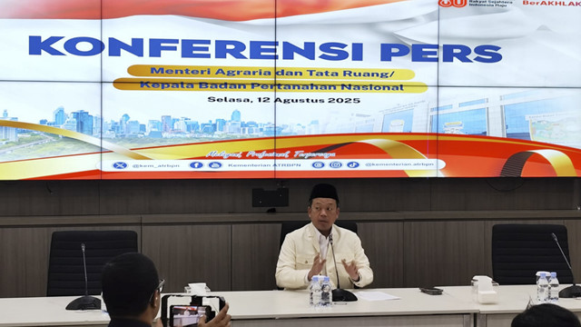 Menteri ATR/BPN Nusron Wahid di kantor Kementerian ATR/BPN pada Selasa (12/8/2025). Foto: Luthfi Humam/kumparan