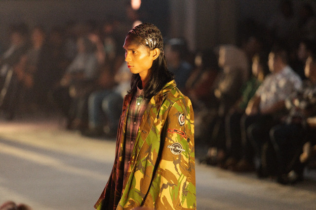 Seorang model mengenakan salah satu koleksi URUB dari LAKON Indonesia yang diperagakan di JF3 Fashion Festival 2025 “Re-Crafted: a New Vision”, Summarecon Mall Serpong pada Rabu (30/7) (Foto: LAKON Indonesia)